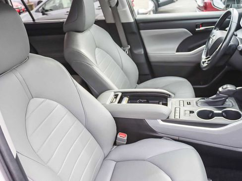 Used 2020 Toyota Highlander XLE image 16