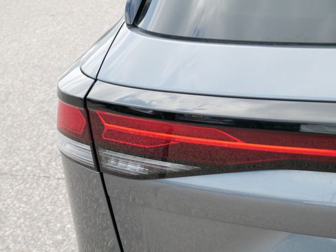 Used 2025 Volkswagen Tiguan SE AWD/4WD image 17
