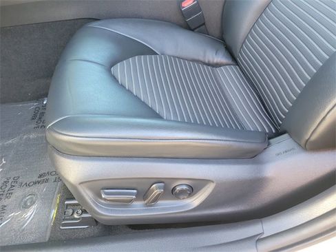 Used 2020 Toyota Camry SE image 19