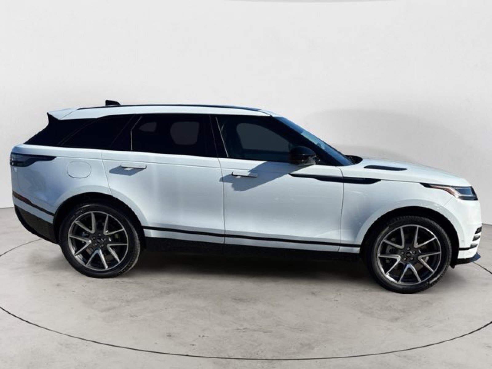 New 2026 Land Rover Range Rover Velar Dynamic SE AWD/4WD image 3