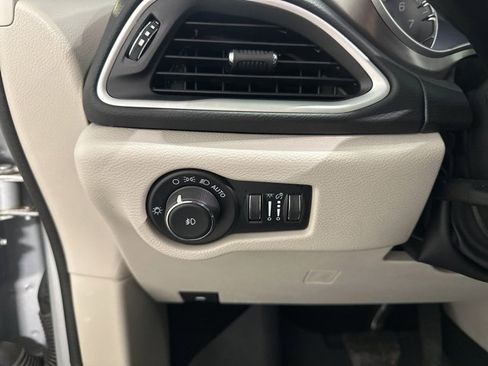 Used 2024 Chrysler Pacifica Touring-L image 19