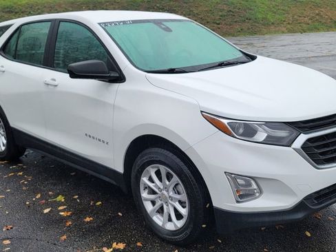 Used 2021 Chevrolet Equinox LS image 2