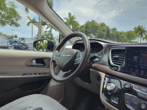 Used 2018 Chrysler Pacifica Touring-L w/ Advanced Safetytec Group FWD image 25