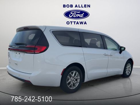 Used 2024 Chrysler Pacifica Touring-L image 10