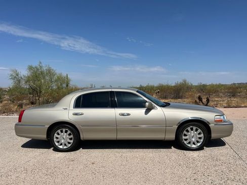 Used 2008 Lincoln Town Car Signature Limited image 15