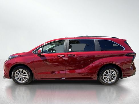 New 2026 Toyota Sienna XLE FWD image 2