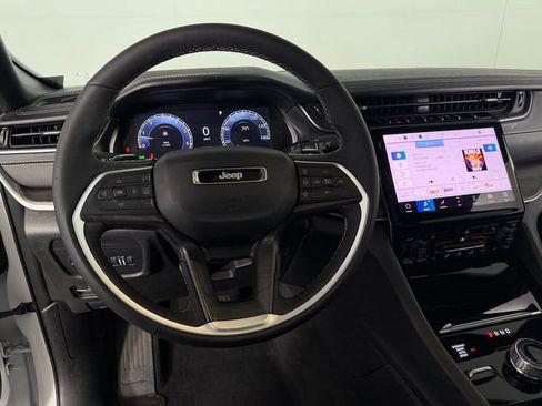 Certified 2025 Jeep Grand Cherokee Limited image 13