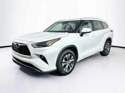 Used 2023 Toyota Highlander XLE FWD image 3