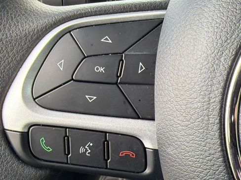 Used 2023 Jeep Renegade Latitude AWD/4WD image 16