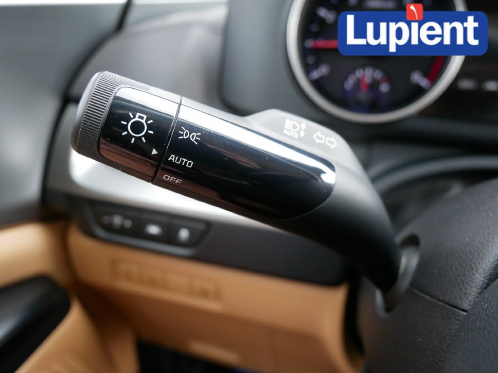 Used 2024 Kia Carnival LX FWD image 27