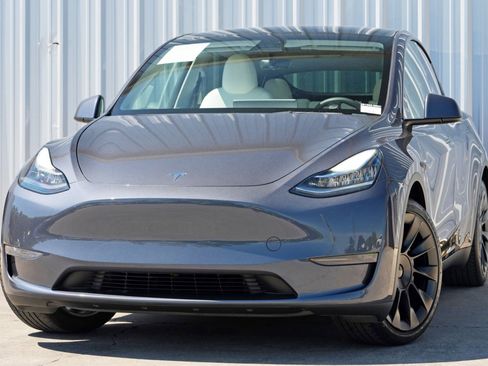 Used 2023 Tesla Model Y Long Range image 3