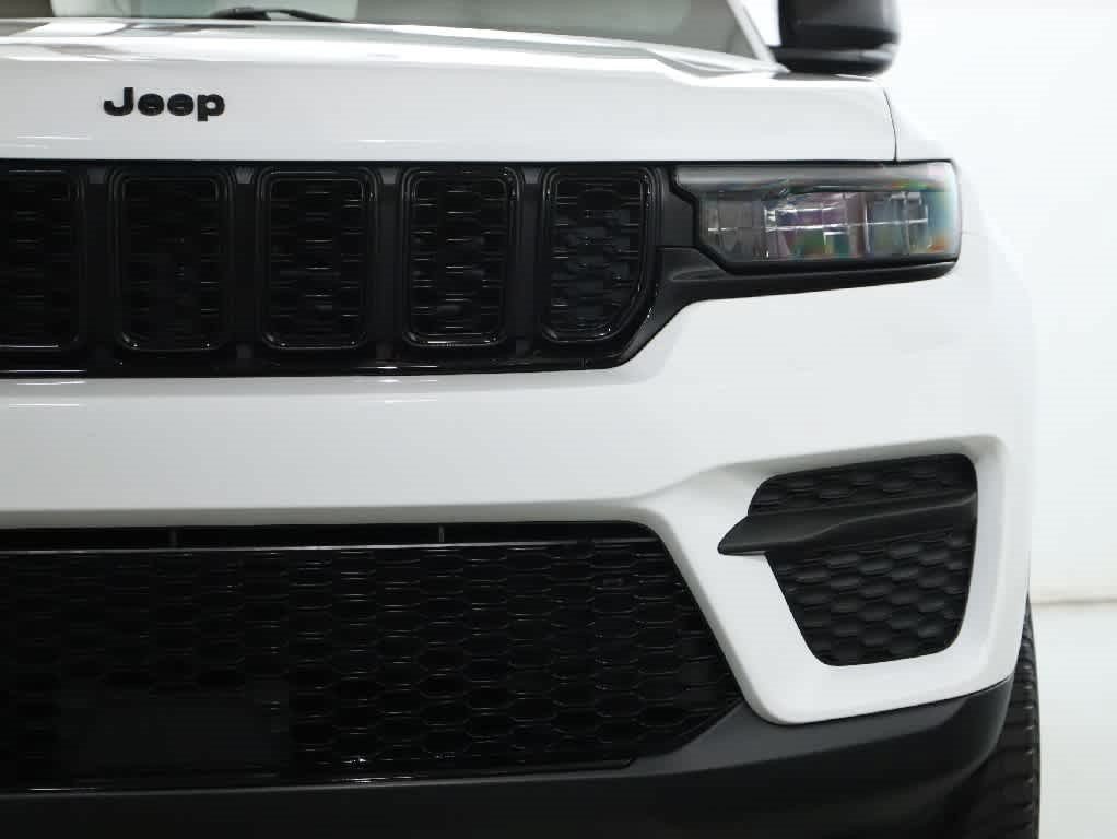 Used 2023 Jeep Grand Cherokee Altitude AWD/4WD image 7