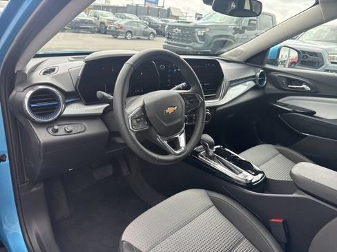 Used 2025 Chevrolet Trax LT w/ LT Convenience Package FWD image 11