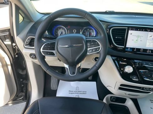 Used 2023 Chrysler Pacifica Touring-L FWD image 24