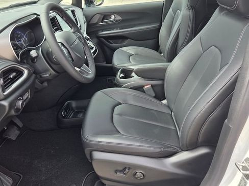 Certified 2027 Chrysler Pacifica Select FWD image 10