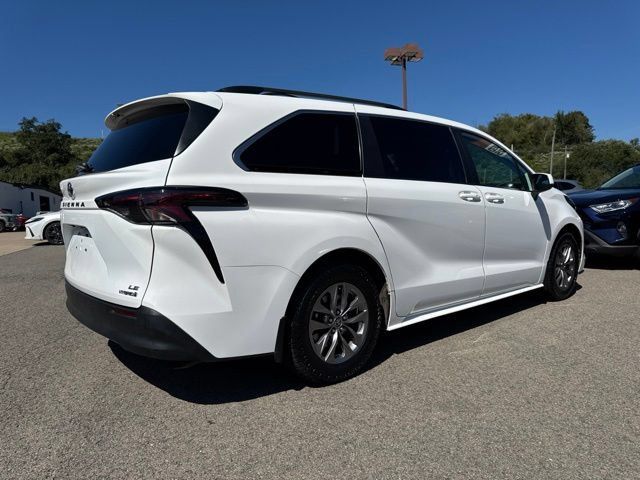 Used 2023 Toyota Sienna LE AWD/4WD image 19