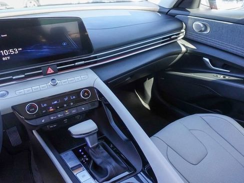 Used 2021 Hyundai Elantra Limited image 22