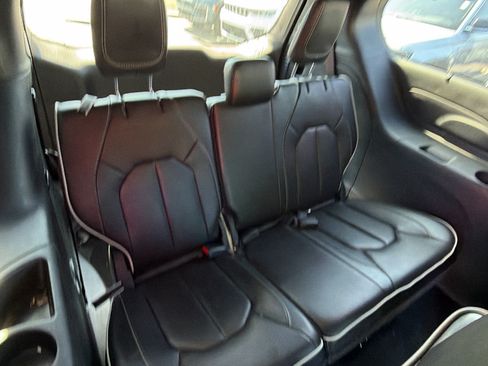 Used 2025 Chrysler Pacifica Limited FWD image 22