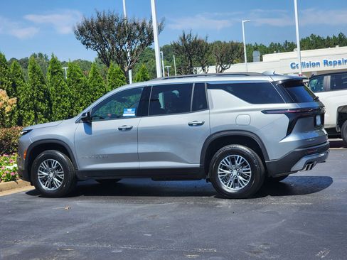 Used 2025 Chevrolet Traverse LT image 9