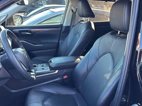 Used 2024 Toyota Highlander Limited image 5