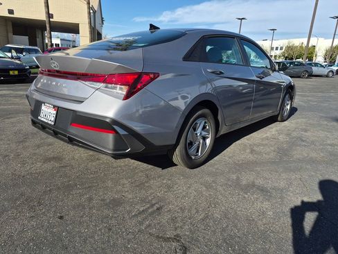 Used 2025 Hyundai Elantra SE image 7