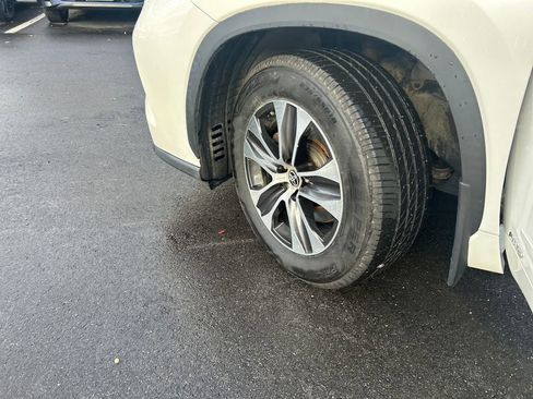 Used 2020 Toyota Highlander XLE image 51