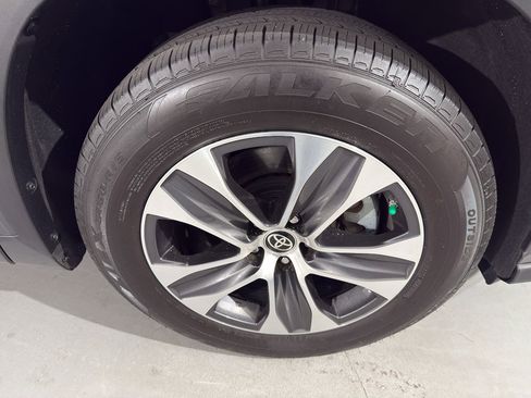 Used 2023 Toyota Highlander XLE image 16
