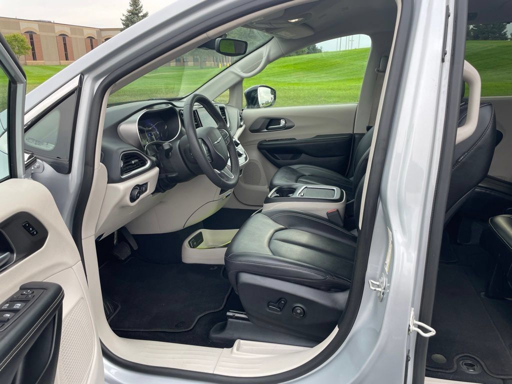Used 2024 Chrysler Pacifica Touring-L FWD image 13