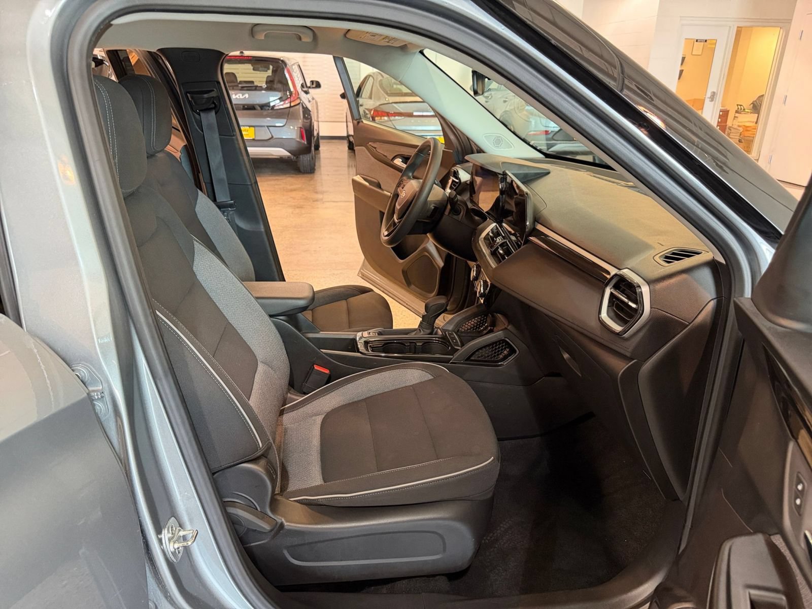 Used 2025 Chevrolet TrailBlazer LT FWD image 34