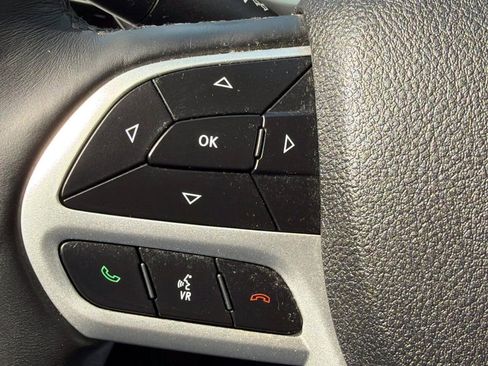 Used 2017 Jeep Cherokee Trailhawk AWD/4WD image 19
