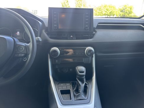 Used 2019 Toyota RAV4 LE w/ Carpet Mat Package FWD image 28