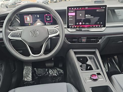 Used 2025 Volkswagen Tiguan SE image 12