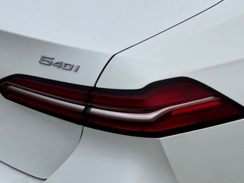 Used 2025 BMW 540i xDrive image 31