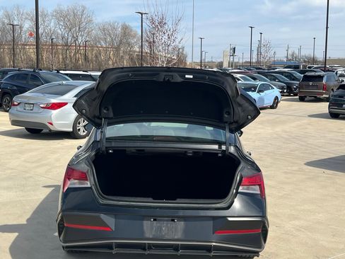 Used 2025 Hyundai Elantra Limited image 15