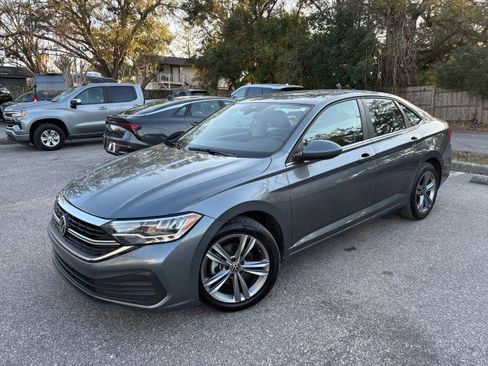 Used 2024 Volkswagen Jetta SE image 3