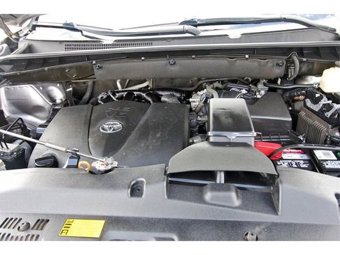 Used 2018 Toyota Highlander Limited Platinum image 32