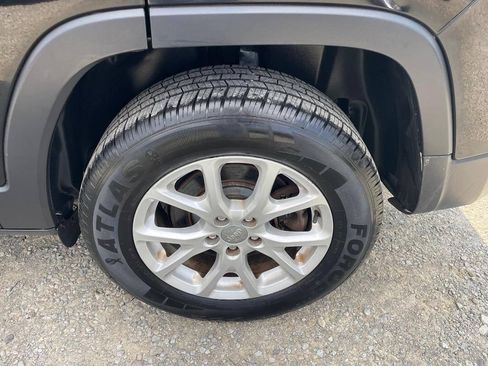 Used 2017 Jeep Cherokee Latitude AWD/4WD image 27