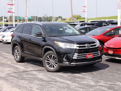 Used 2019 Toyota Highlander XLE AWD/4WD image 2