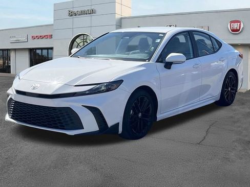 Used 2025 Toyota Camry SE FWD image 3