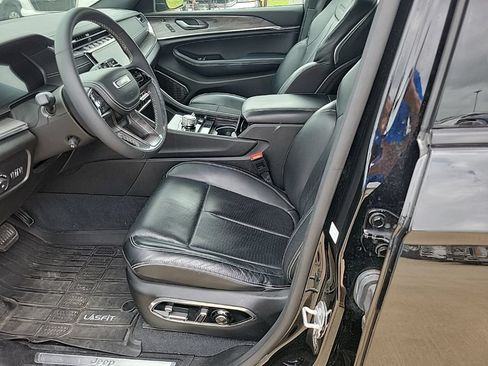 Used 2023 Jeep Grand Cherokee L Overland w/ Luxury Tech Group IV AWD/4WD image 9
