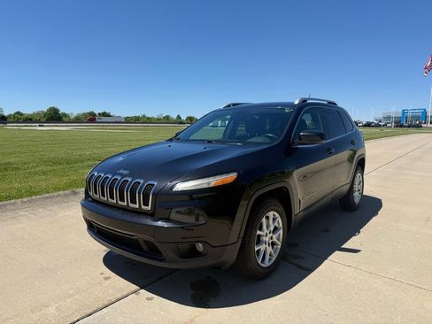 Used 2014 Jeep Cherokee Latitude w/ Cold Weather Group AWD/4WD image 9