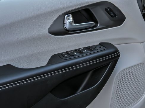 Used 2022 Chrysler Pacifica Touring-L image 12