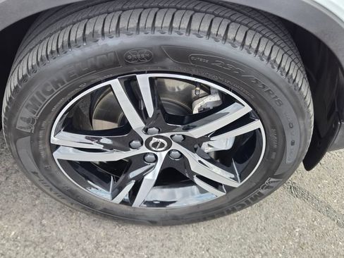 Certified 2024 Volvo XC40 B5 Core AWD/4WD image 9