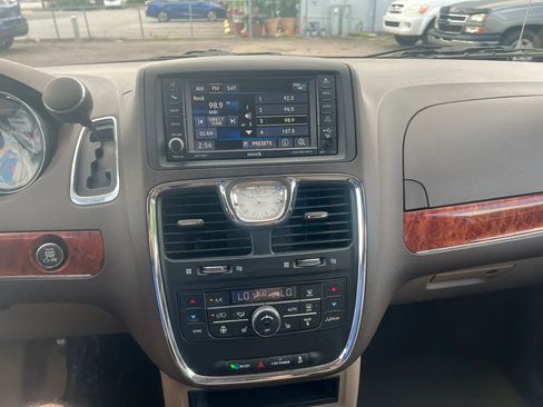 Used 2016 Chrysler Town & Country Touring w/ Driver Convenience Group FWD image 9