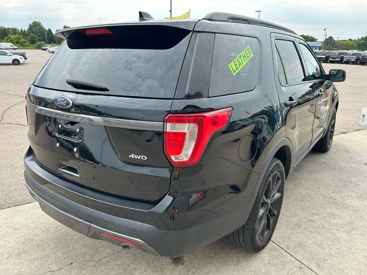 Used 2017 Ford Explorer XLT w/ XLT Technology Feature Bundle AWD/4WD image 5