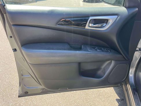 Used 2020 Nissan Pathfinder S AWD/4WD image 17