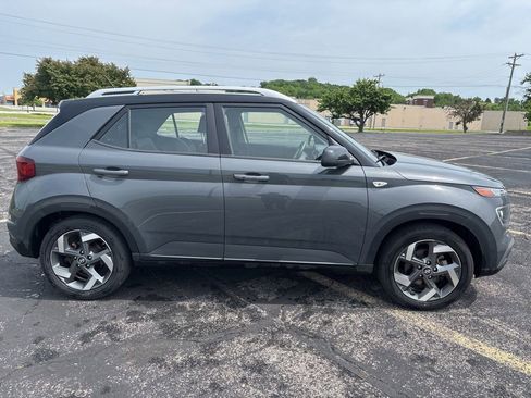 Used 2025 Hyundai Venue Limited FWD image 4