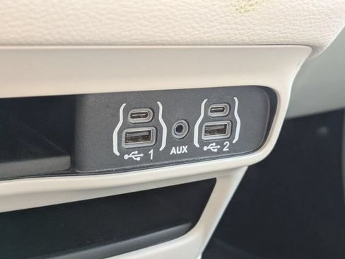 Used 2024 Chrysler Pacifica Limited FWD image 24