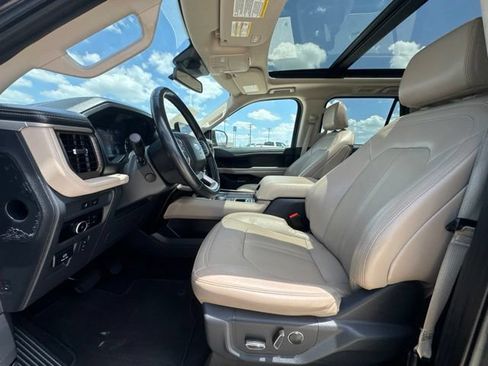 Used 2024 Ford Expedition Limited RWD image 2