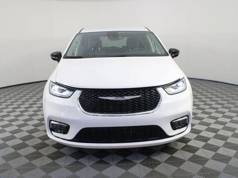 Used 2024 Chrysler Pacifica Select image 28